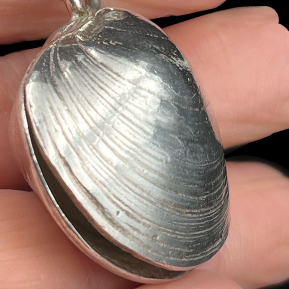 Mexican Sterling Silver Open Clam Shell Pendant - Picture 4 of 12